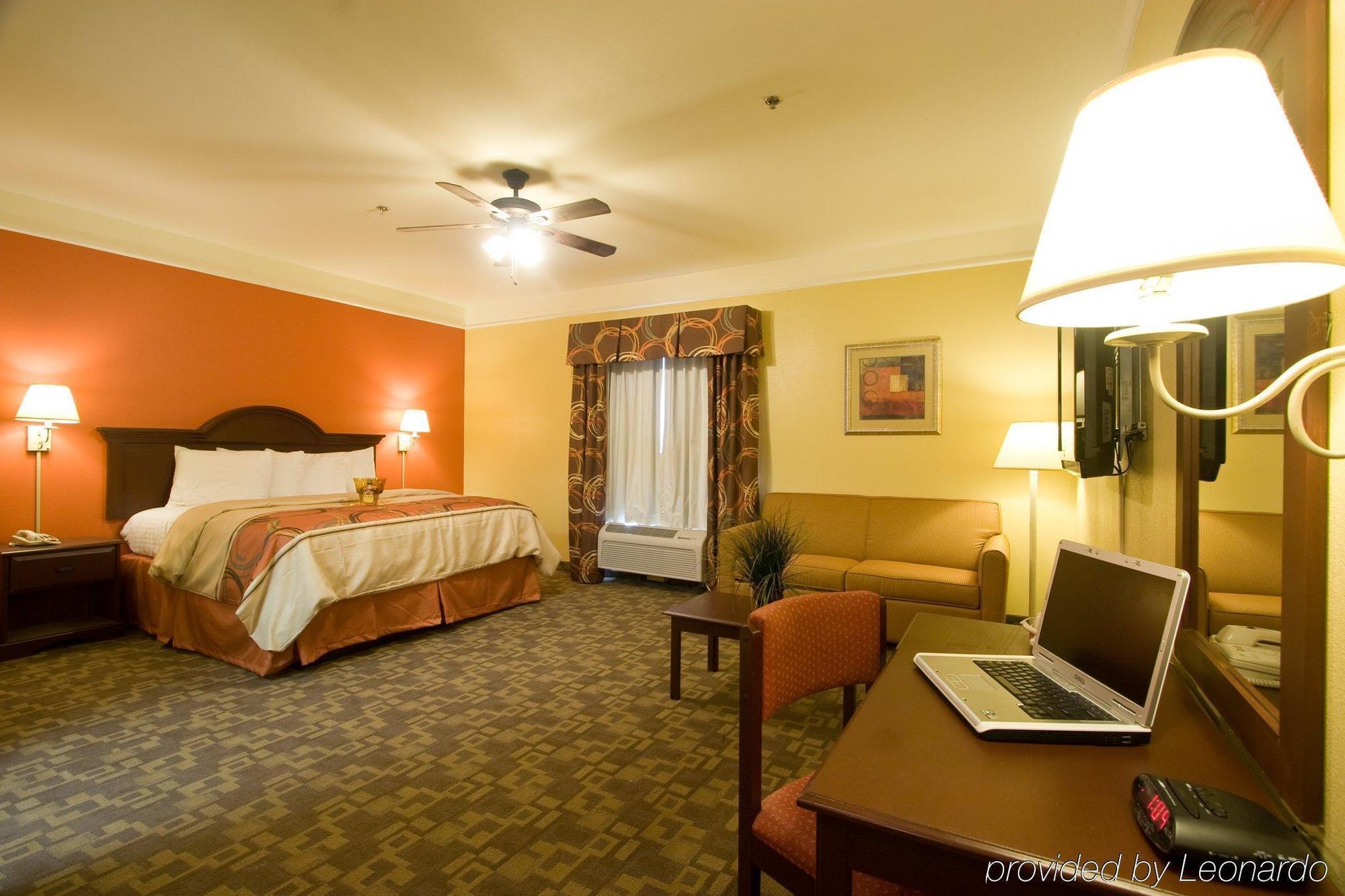 Quality Inn & Suites At The Outlets Mercedes-Weslaco الغرفة الصورة